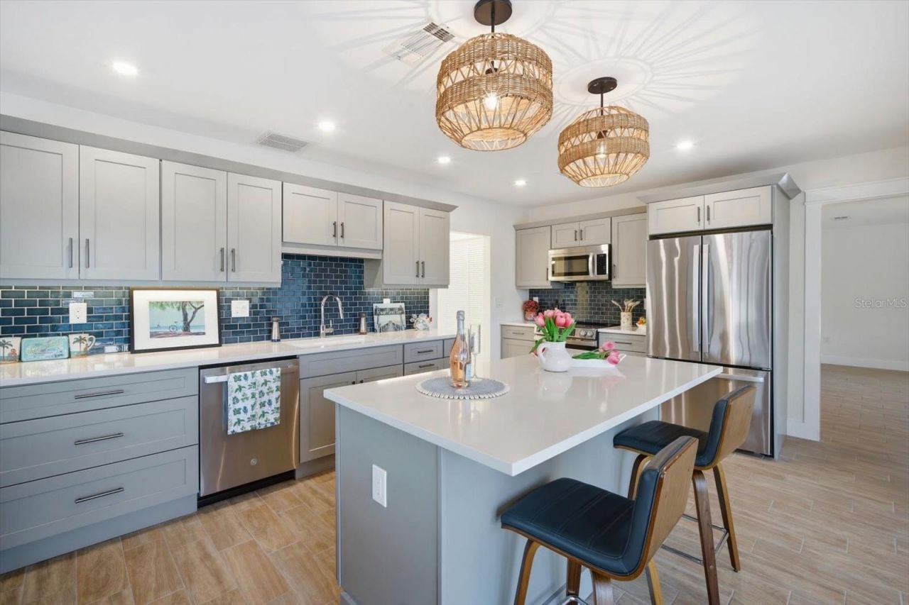 608 Gladstone Lane, Holmes Beach, FL 34217 Photo