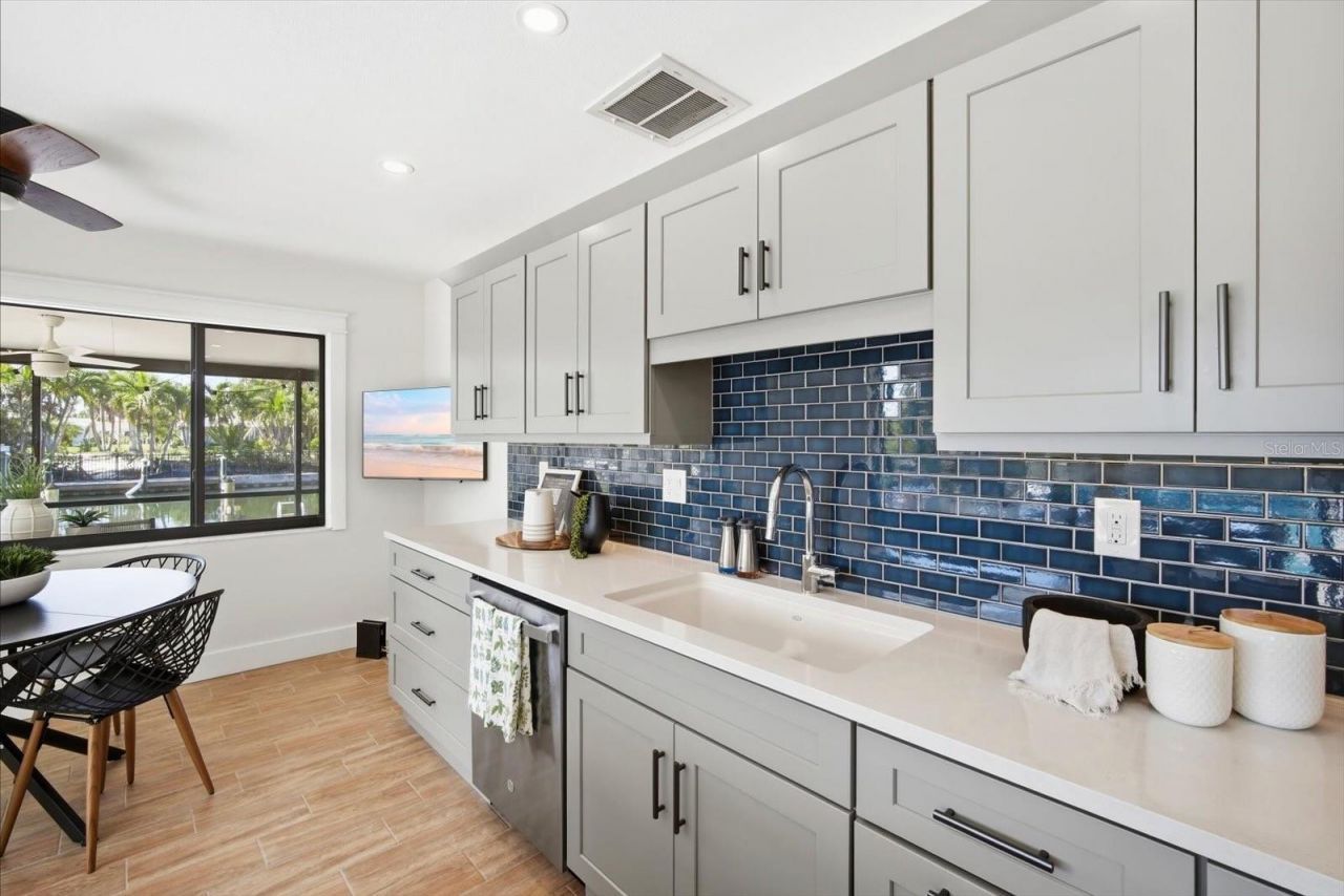 608 Gladstone Lane, Holmes Beach, FL 34217 Photo