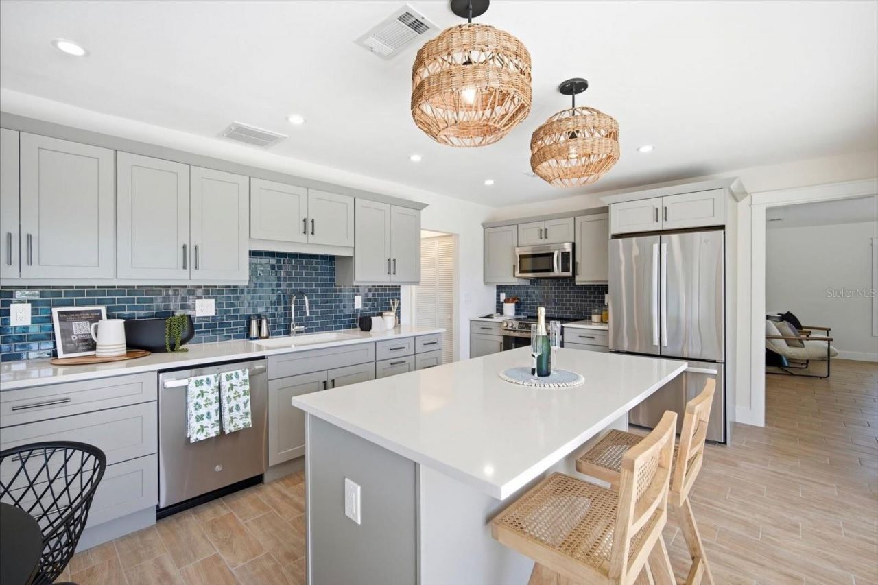 608 Gladstone Lane, Holmes Beach, FL 34217 Photo