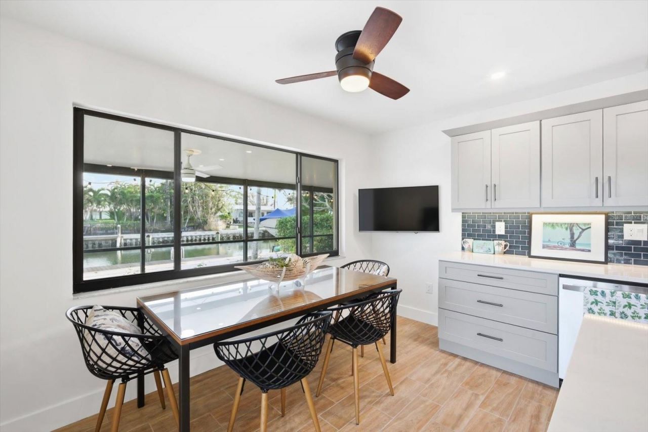 608 Gladstone Lane, Holmes Beach, FL 34217 Photo