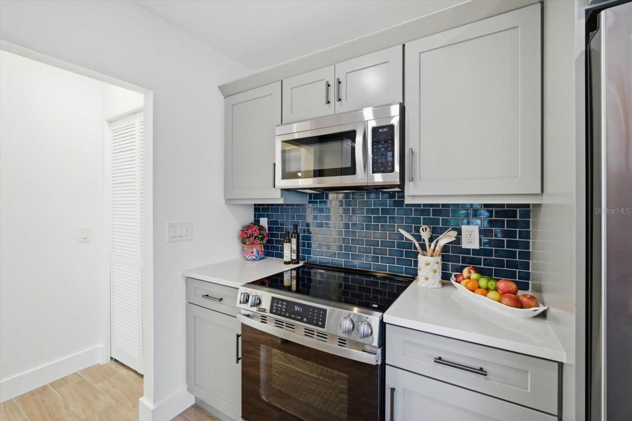 608 Gladstone Lane, Holmes Beach, FL 34217 Photo