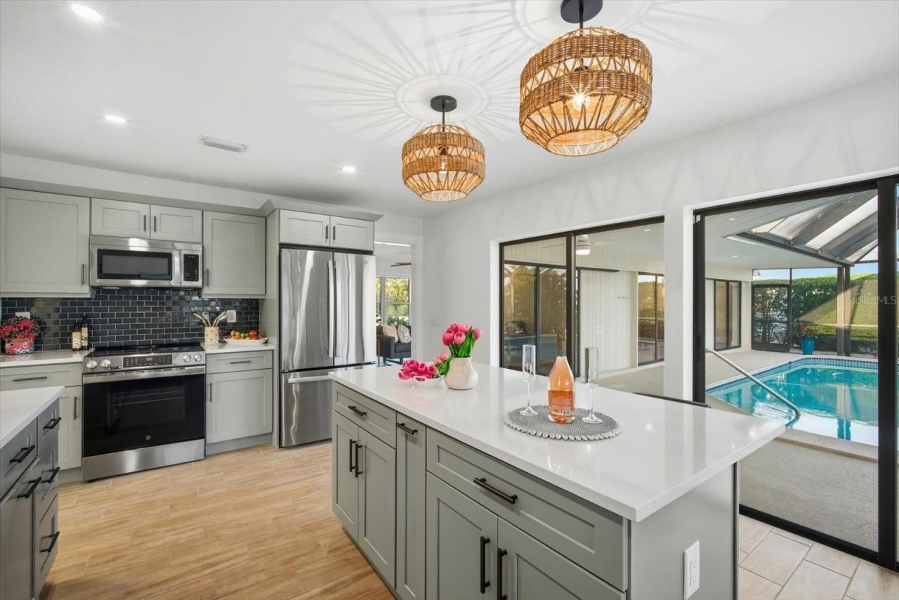 608 Gladstone Lane, Holmes Beach, FL 34217 Photo