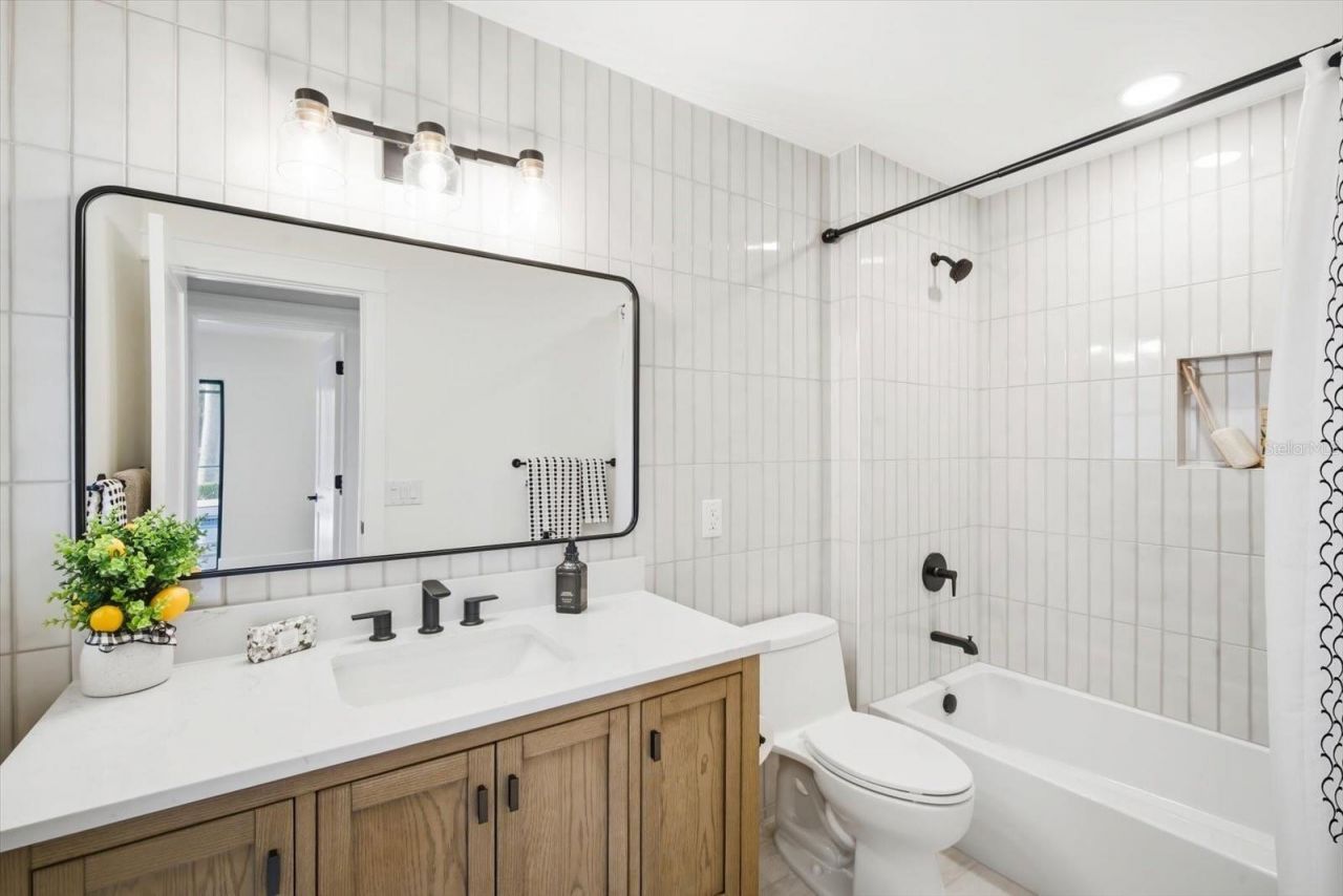 608 Gladstone Lane, Holmes Beach, FL 34217 Photo