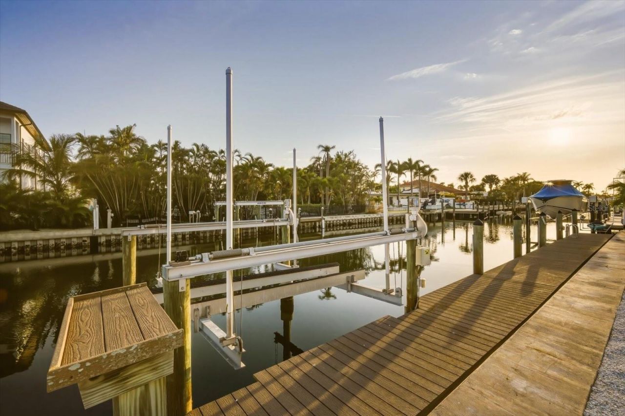 608 Gladstone Lane, Holmes Beach, FL 34217 Photo