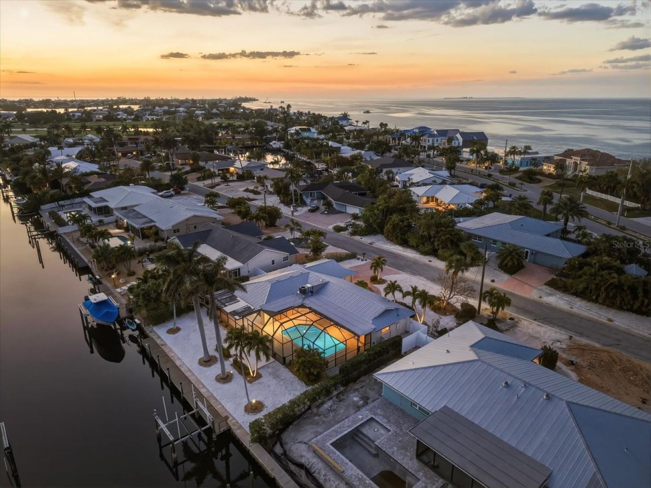 608 Gladstone Lane, Holmes Beach, FL 34217 Photo