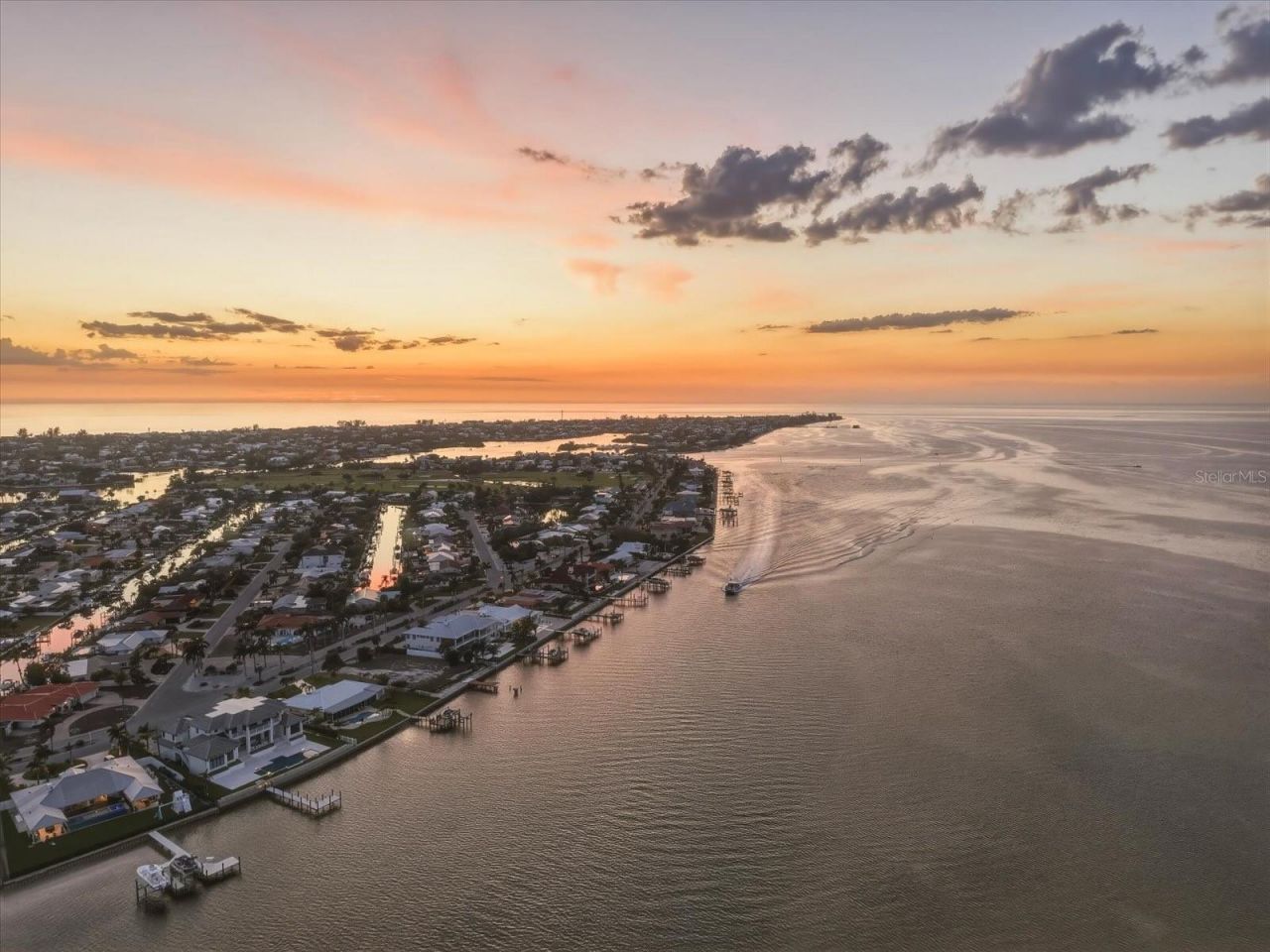 608 Gladstone Lane, Holmes Beach, FL 34217 Photo