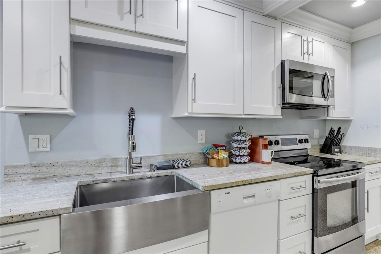 472 N Causeway, New Smyrna Beach, FL 32169 Photo
