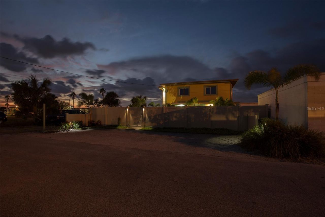 472 N Causeway, New Smyrna Beach, FL 32169 Photo