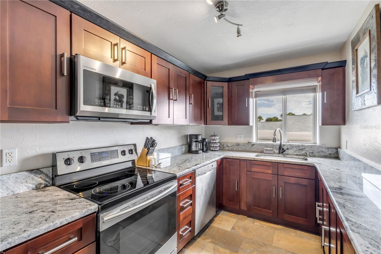 472 N Causeway, New Smyrna Beach, FL 32169 Photo