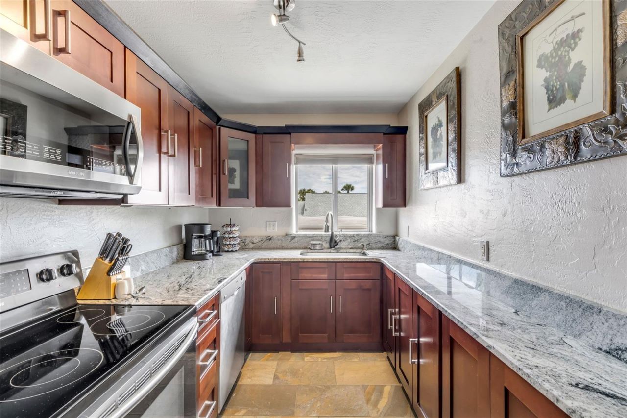 472 N Causeway, New Smyrna Beach, FL 32169 Photo