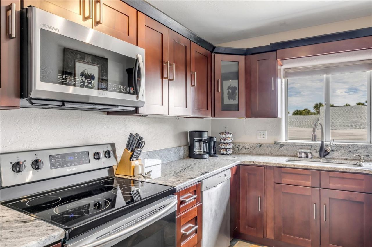 472 N Causeway, New Smyrna Beach, FL 32169 Photo