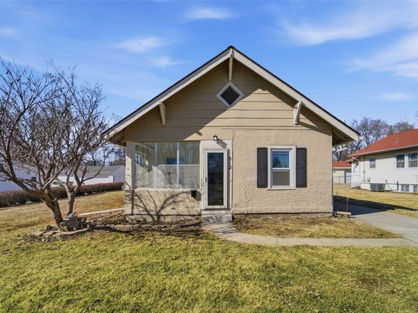 812 9th Street , West Des Moines, IA 50265