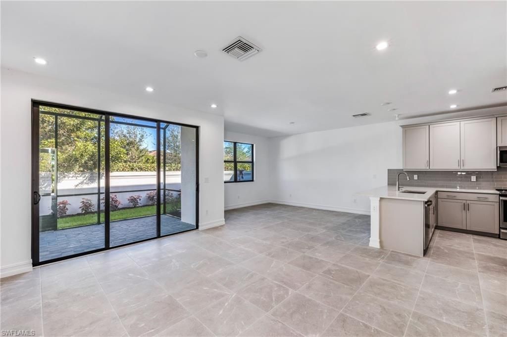 7574 Rockefeller Dr , Naples, FL 34119 Photo