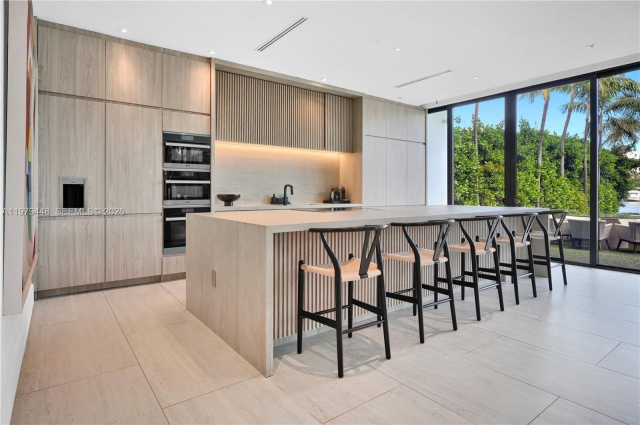 5501 Pine Tree Dr , Miami Beach, FL 33140 Photo