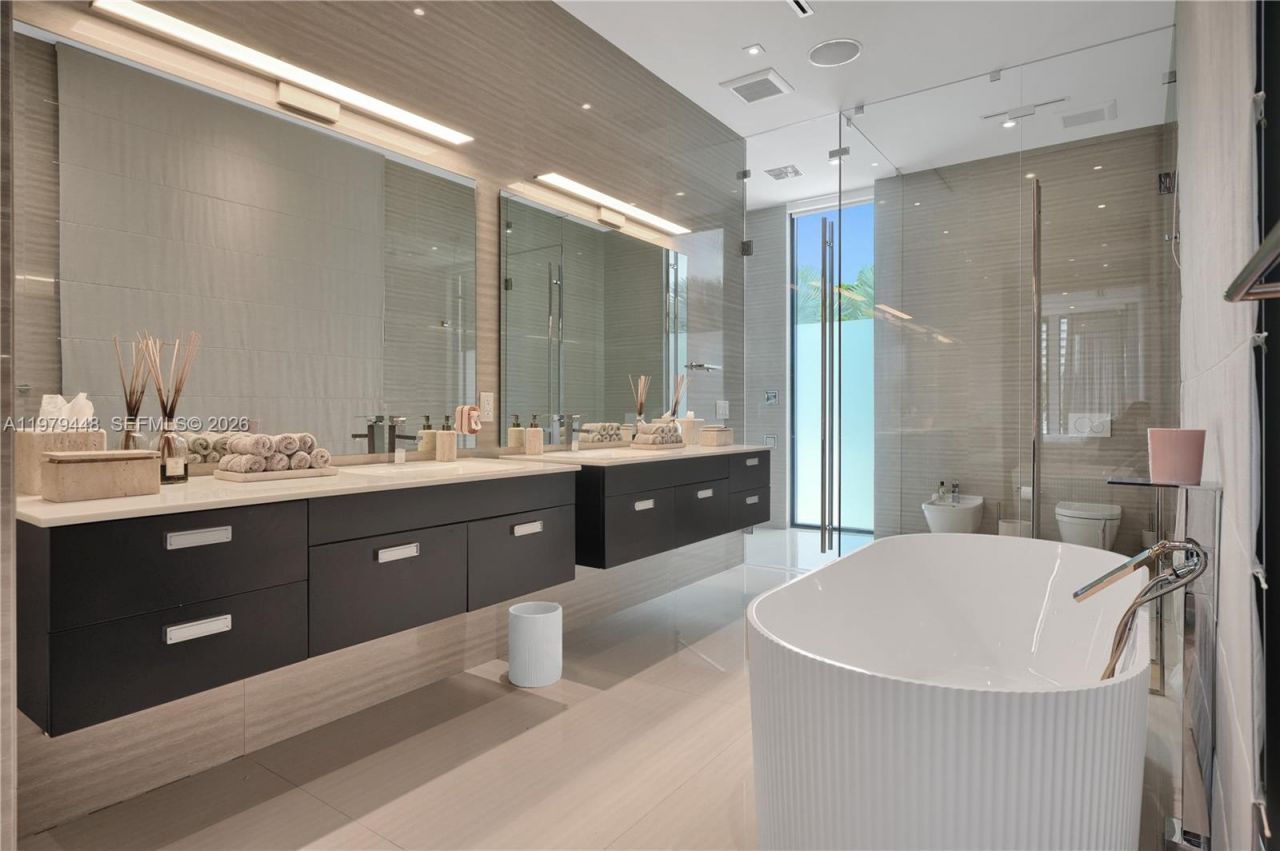 5501 Pine Tree Dr , Miami Beach, FL 33140 Photo