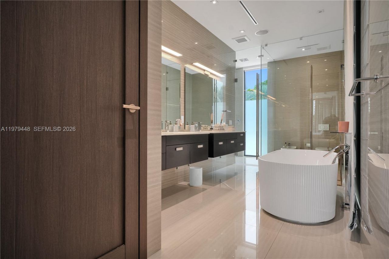 5501 Pine Tree Dr , Miami Beach, FL 33140 Photo