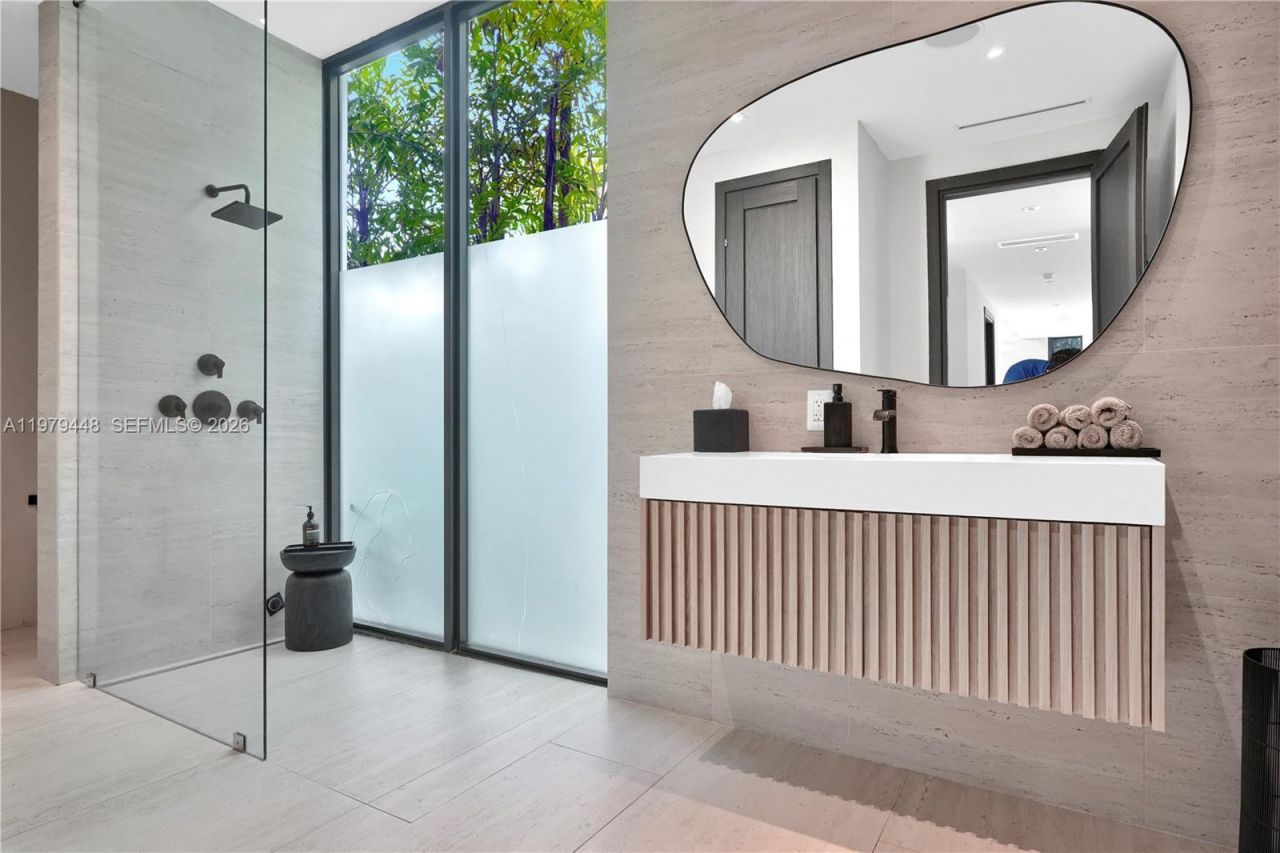 5501 Pine Tree Dr , Miami Beach, FL 33140 Photo