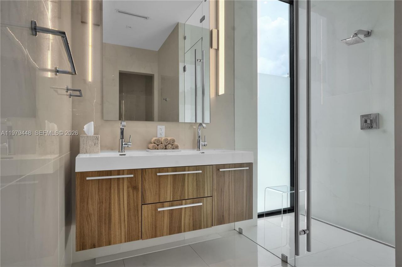 5501 Pine Tree Dr , Miami Beach, FL 33140 Photo