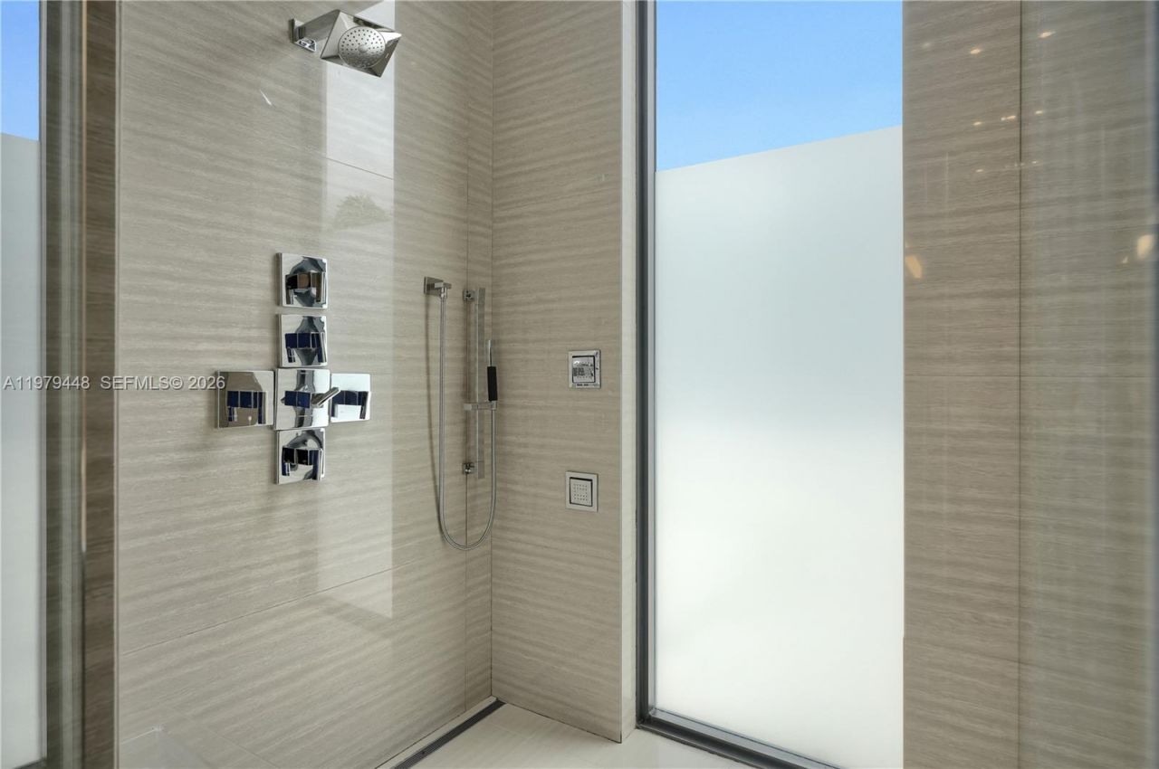 5501 Pine Tree Dr , Miami Beach, FL 33140 Photo