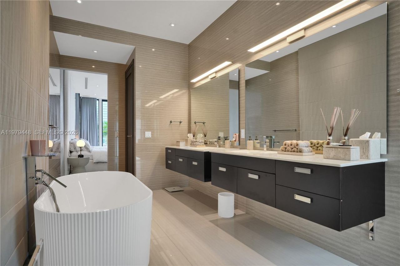 5501 Pine Tree Dr , Miami Beach, FL 33140 Photo