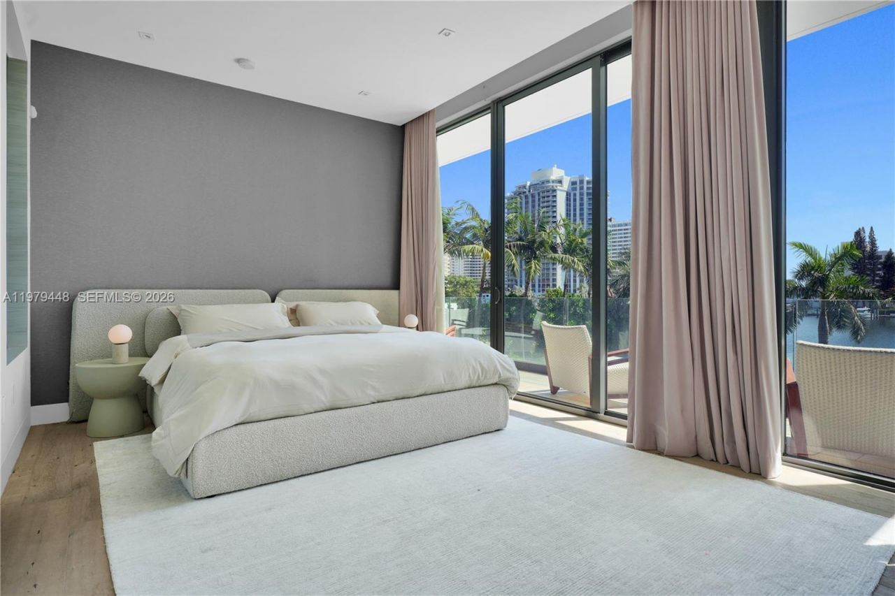 5501 Pine Tree Dr , Miami Beach, FL 33140 Photo