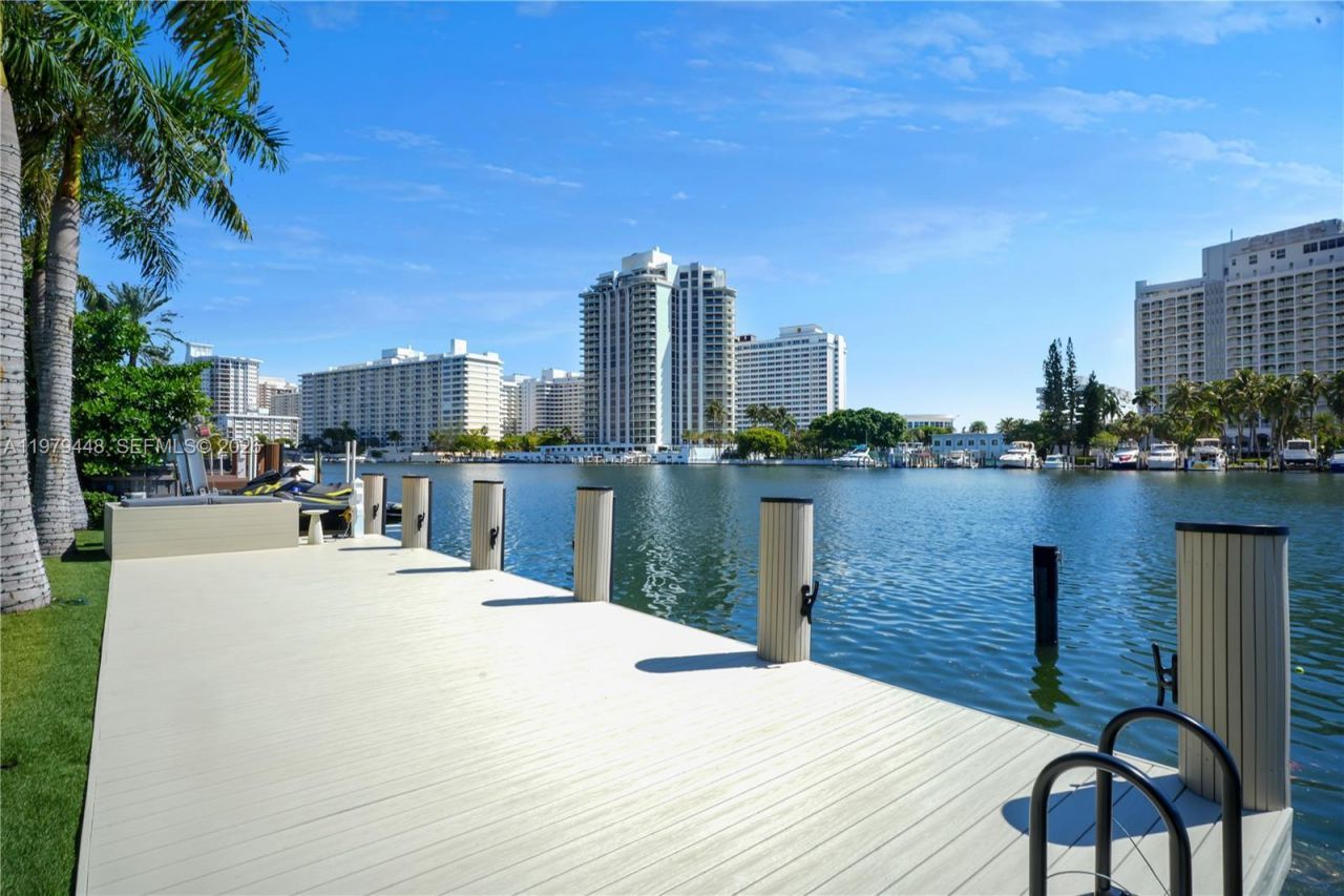 5501 Pine Tree Dr , Miami Beach, FL 33140 Photo