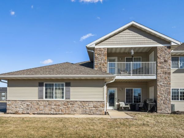 Unit 101, Eldridge, IA 52748