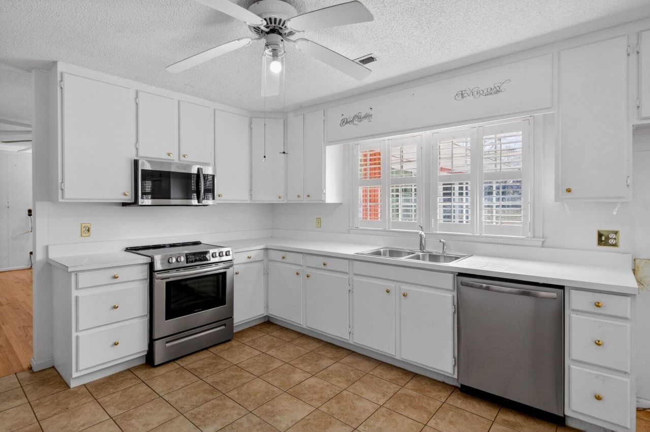 1030 State Street Photo 10