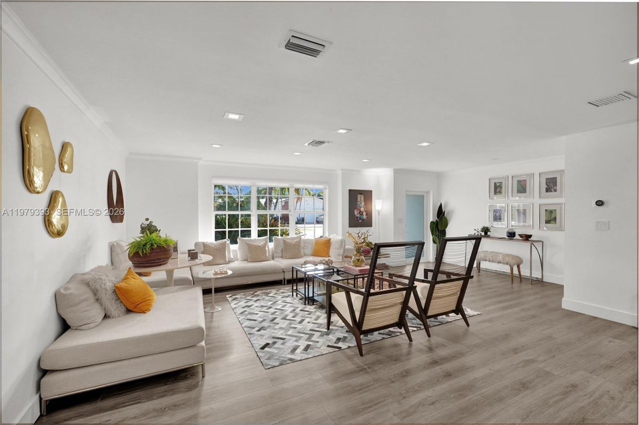 2301 NE 196th St, Miami, FL 33180 Photo