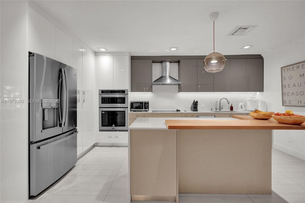 2301 NE 196th St, Miami, FL 33180 Photo