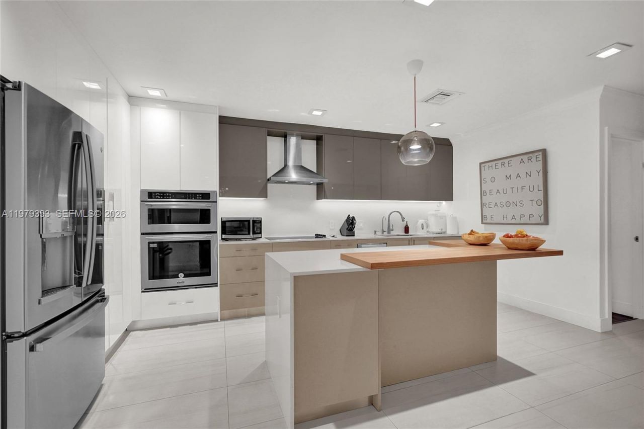 2301 NE 196th St, Miami, FL 33180 Photo