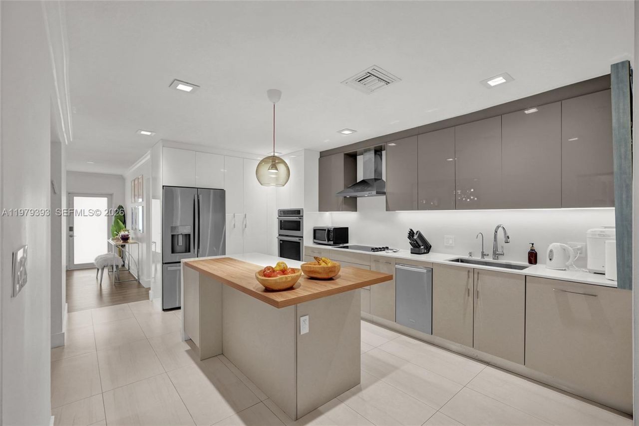 2301 NE 196th St, Miami, FL 33180 Photo