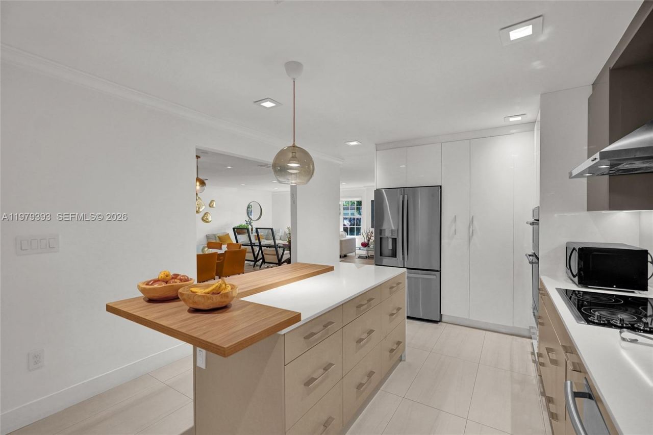 2301 NE 196th St, Miami, FL 33180 Photo