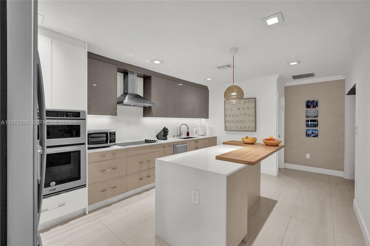 2301 NE 196th St, Miami, FL 33180 Photo