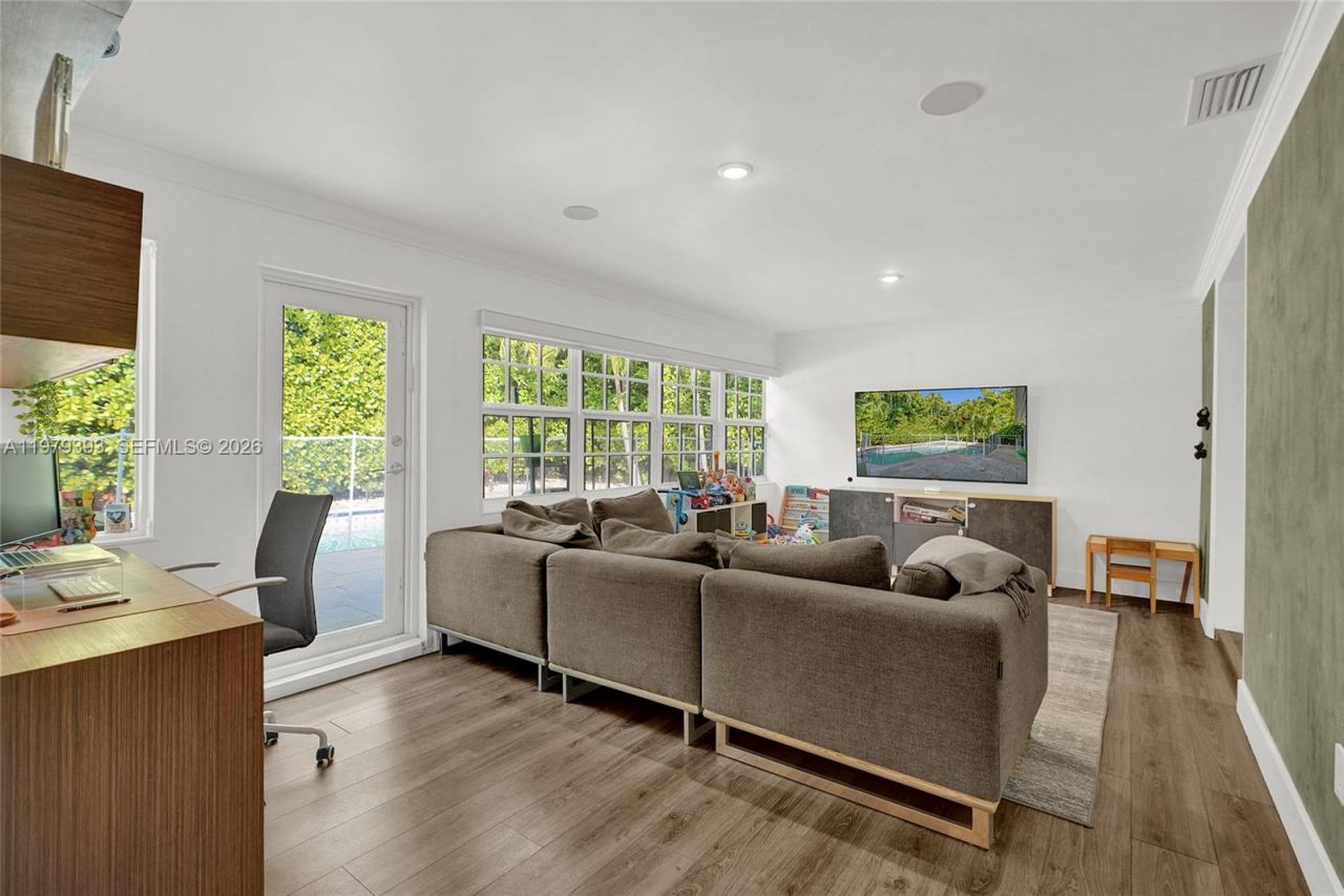 2301 NE 196th St, Miami, FL 33180 Photo