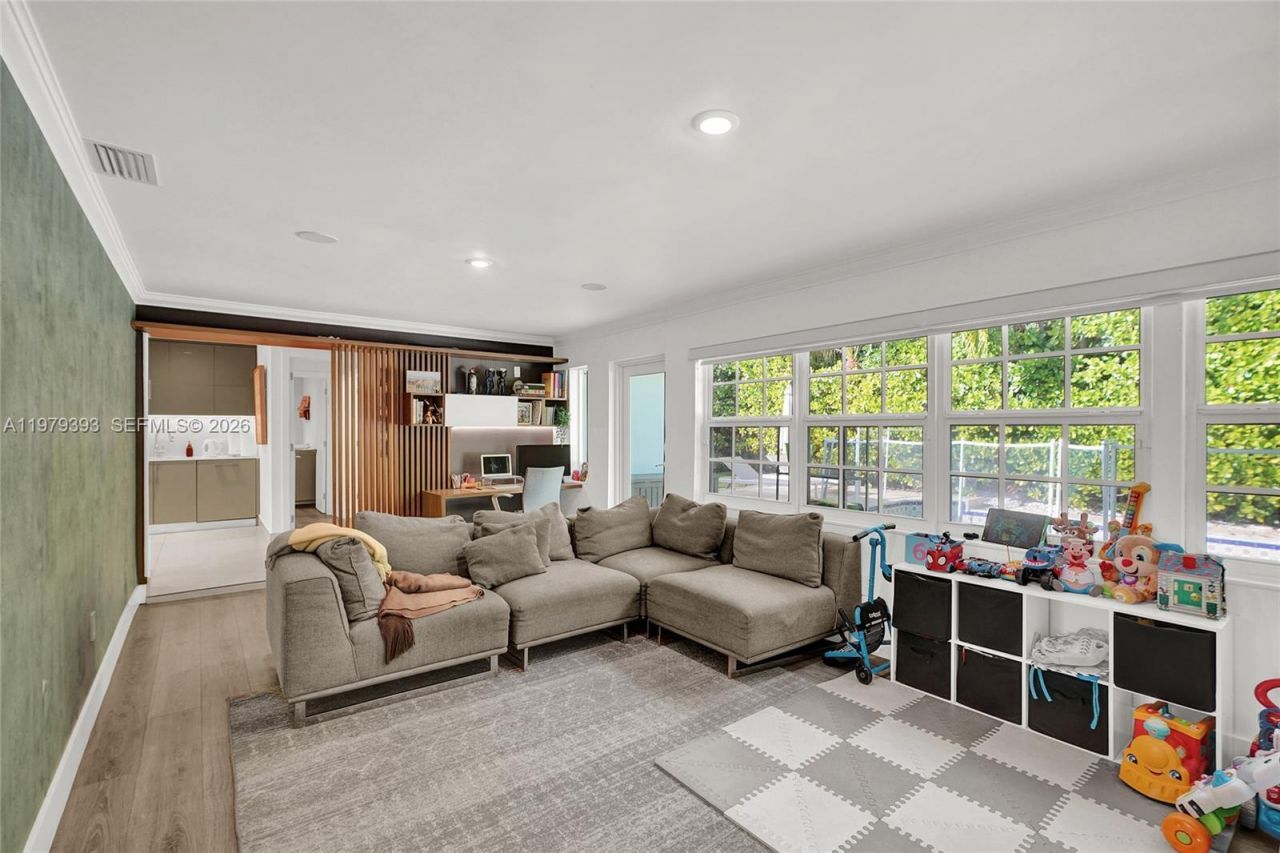 2301 NE 196th St, Miami, FL 33180 Photo