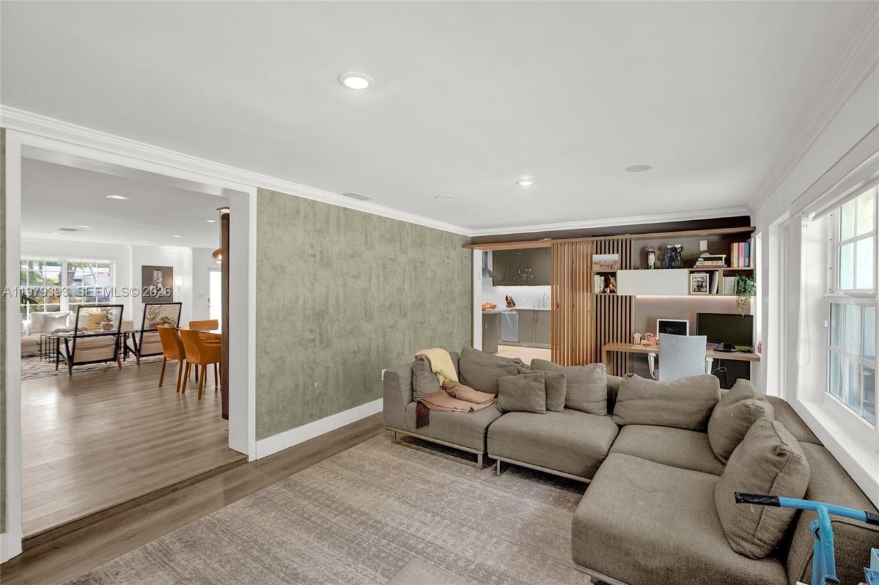 2301 NE 196th St, Miami, FL 33180 Photo