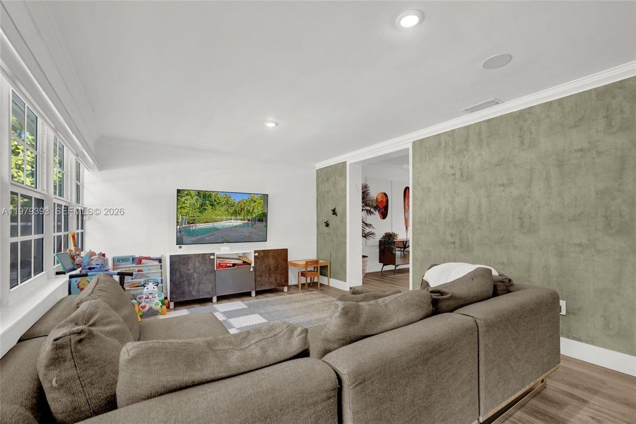 2301 NE 196th St, Miami, FL 33180 Photo