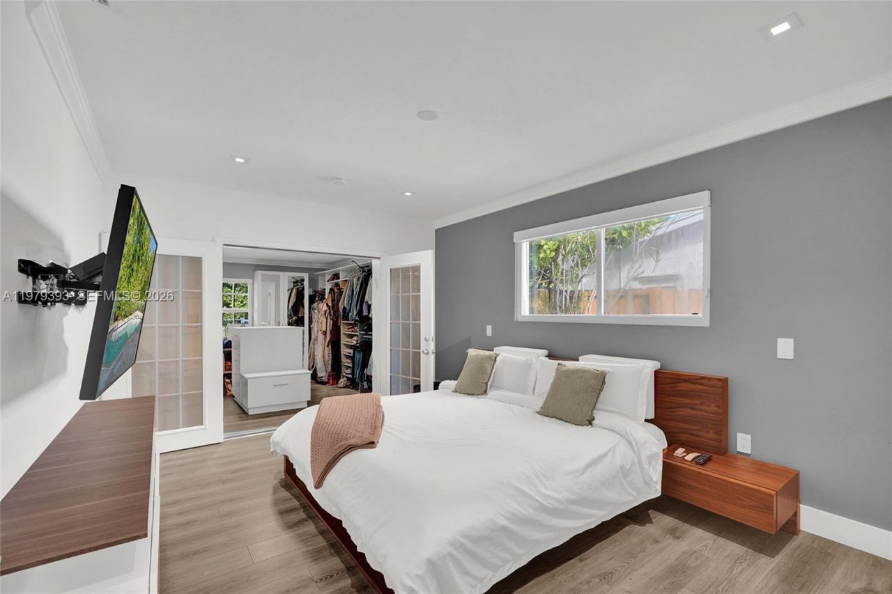 2301 NE 196th St, Miami, FL 33180 Photo