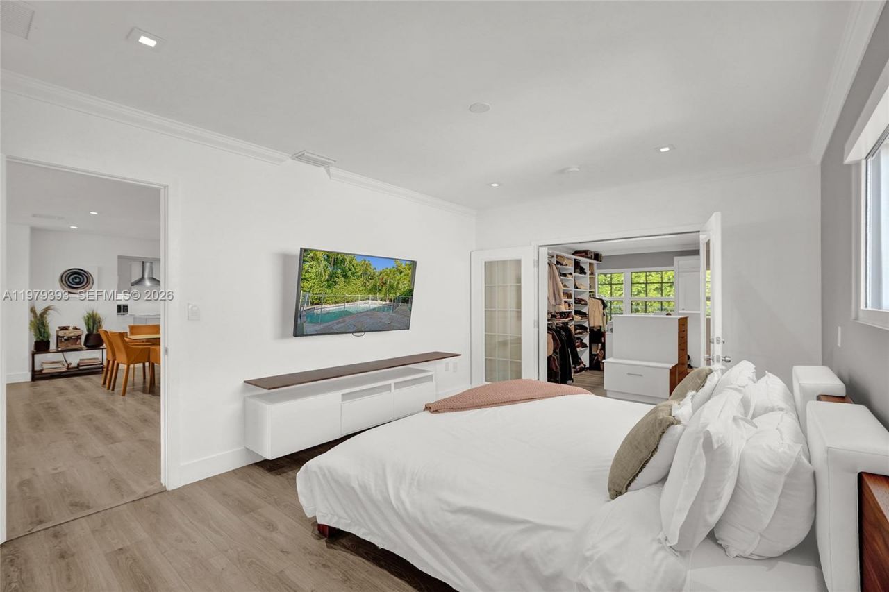 2301 NE 196th St, Miami, FL 33180 Photo