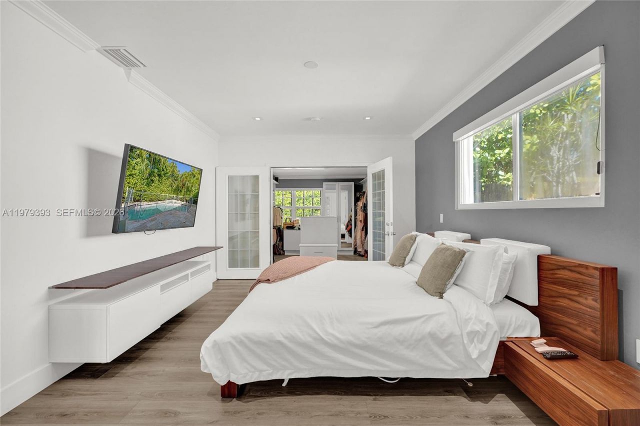 2301 NE 196th St, Miami, FL 33180 Photo