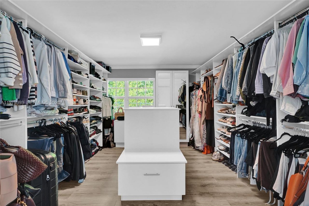 2301 NE 196th St, Miami, FL 33180 Photo