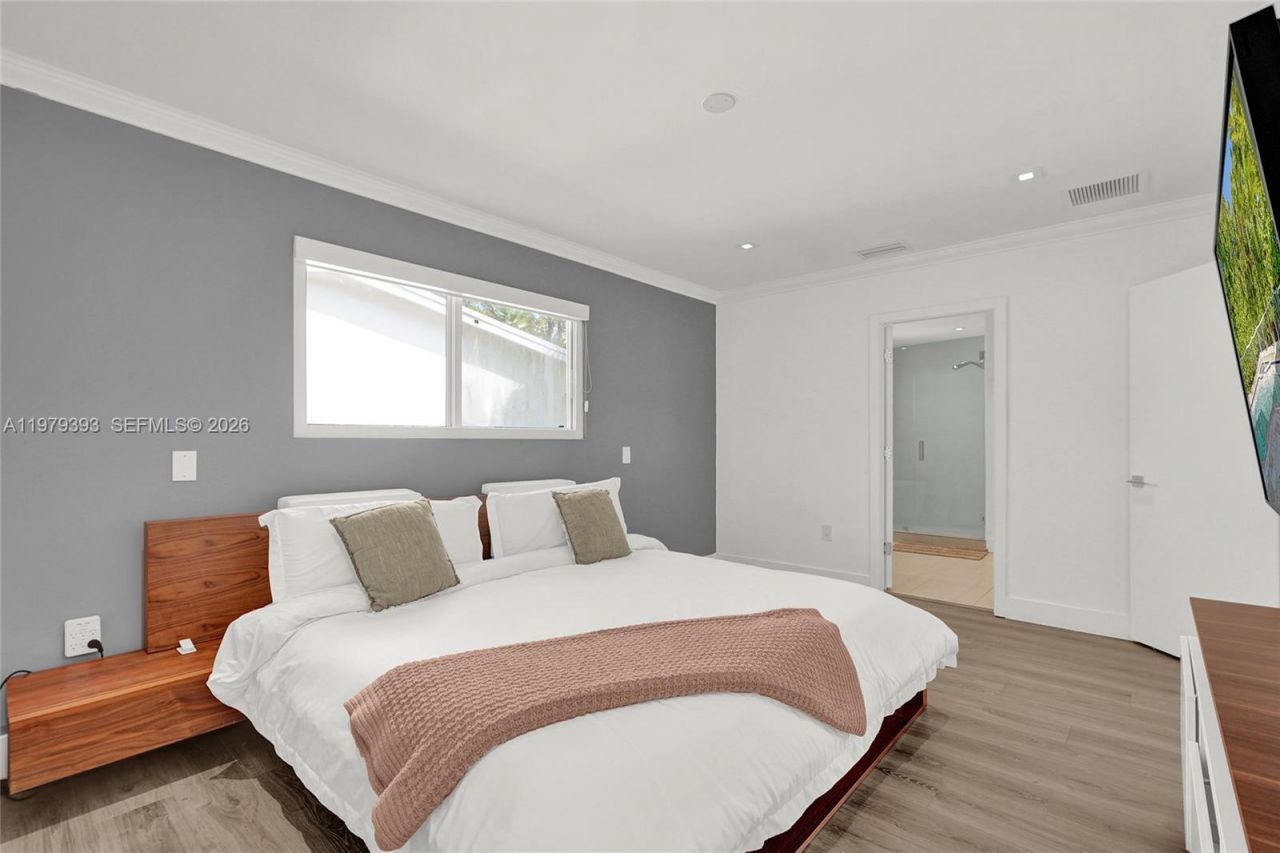 2301 NE 196th St, Miami, FL 33180 Photo