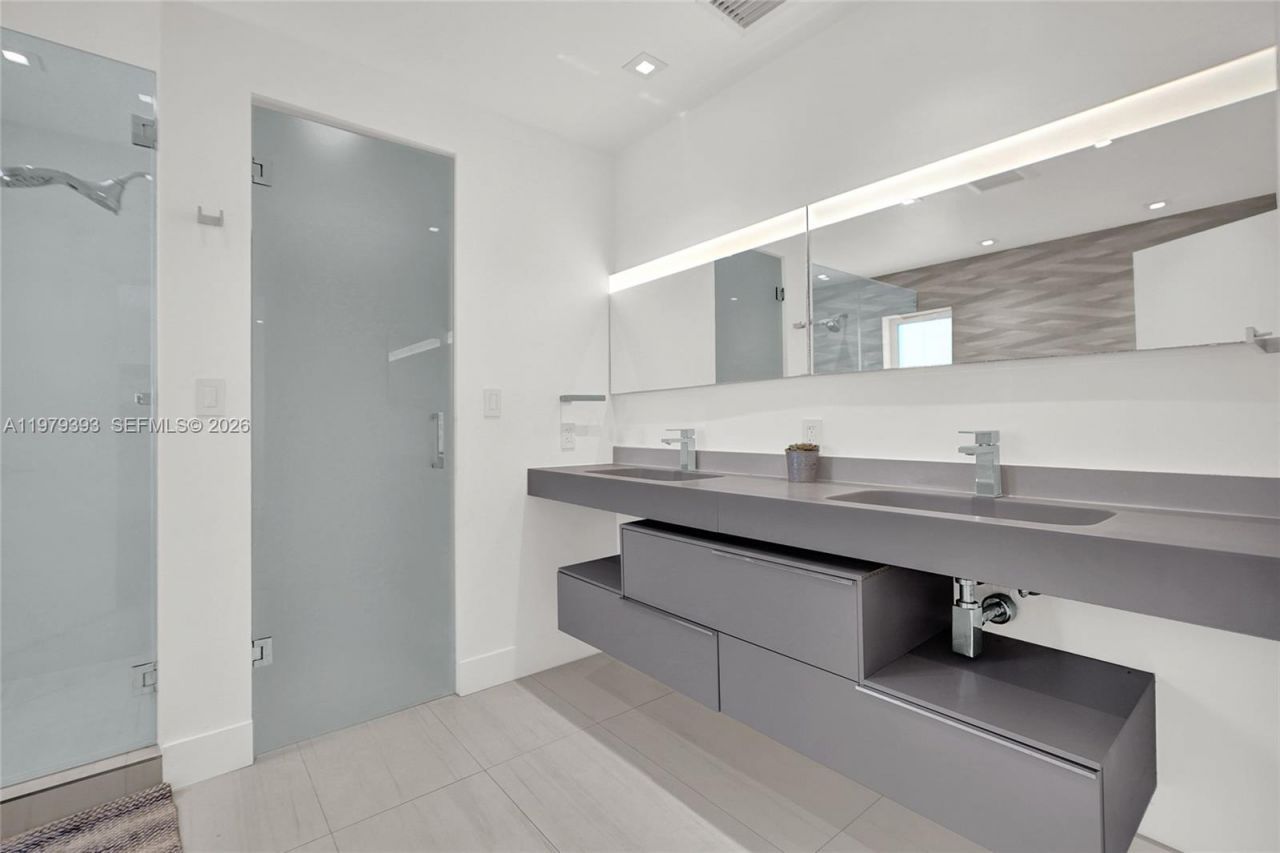 2301 NE 196th St, Miami, FL 33180 Photo