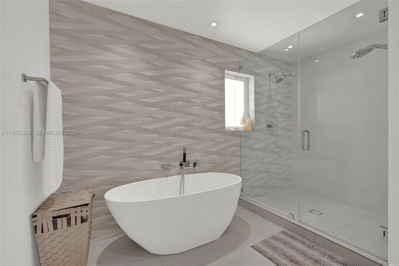 2301 NE 196th St, Miami, FL 33180 Photo