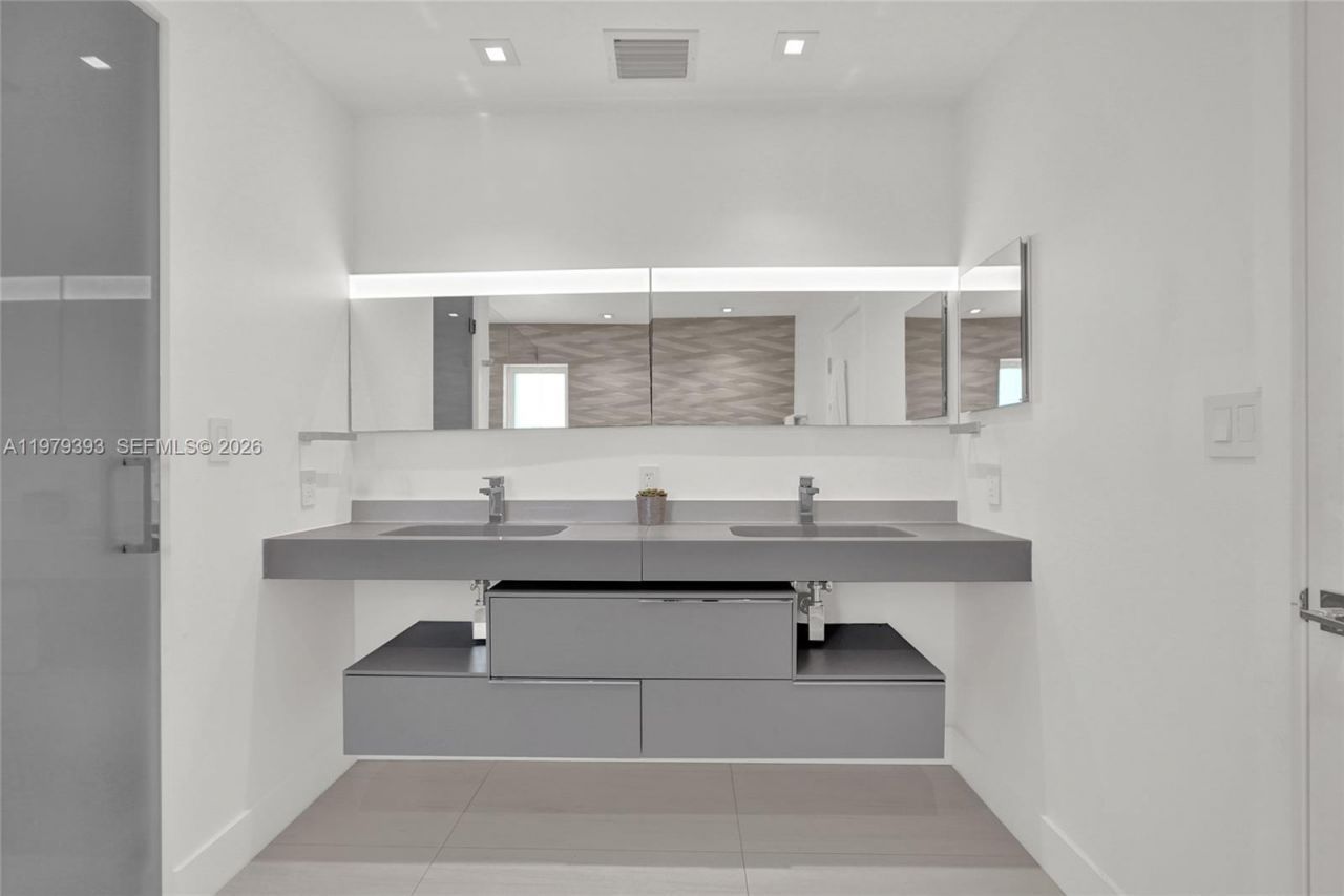 2301 NE 196th St, Miami, FL 33180 Photo