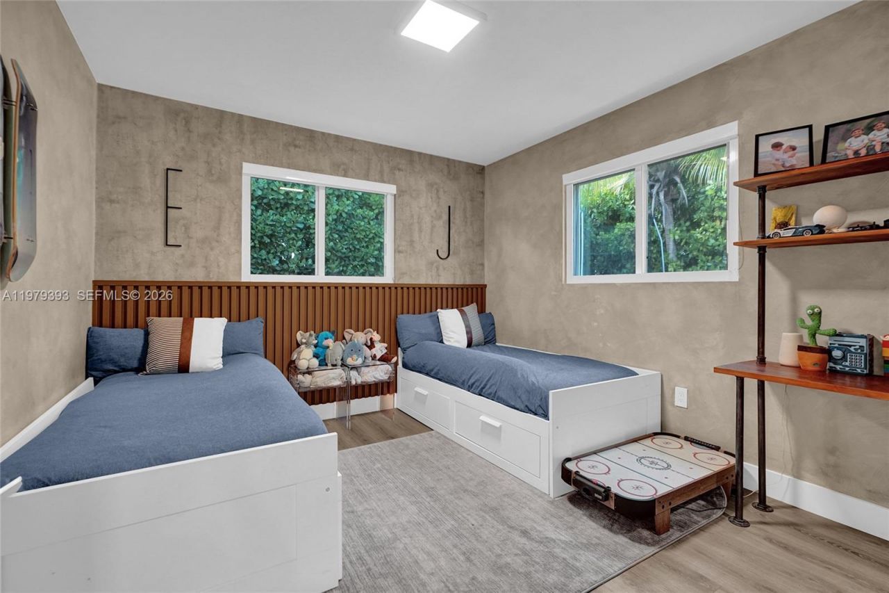 2301 NE 196th St, Miami, FL 33180 Photo