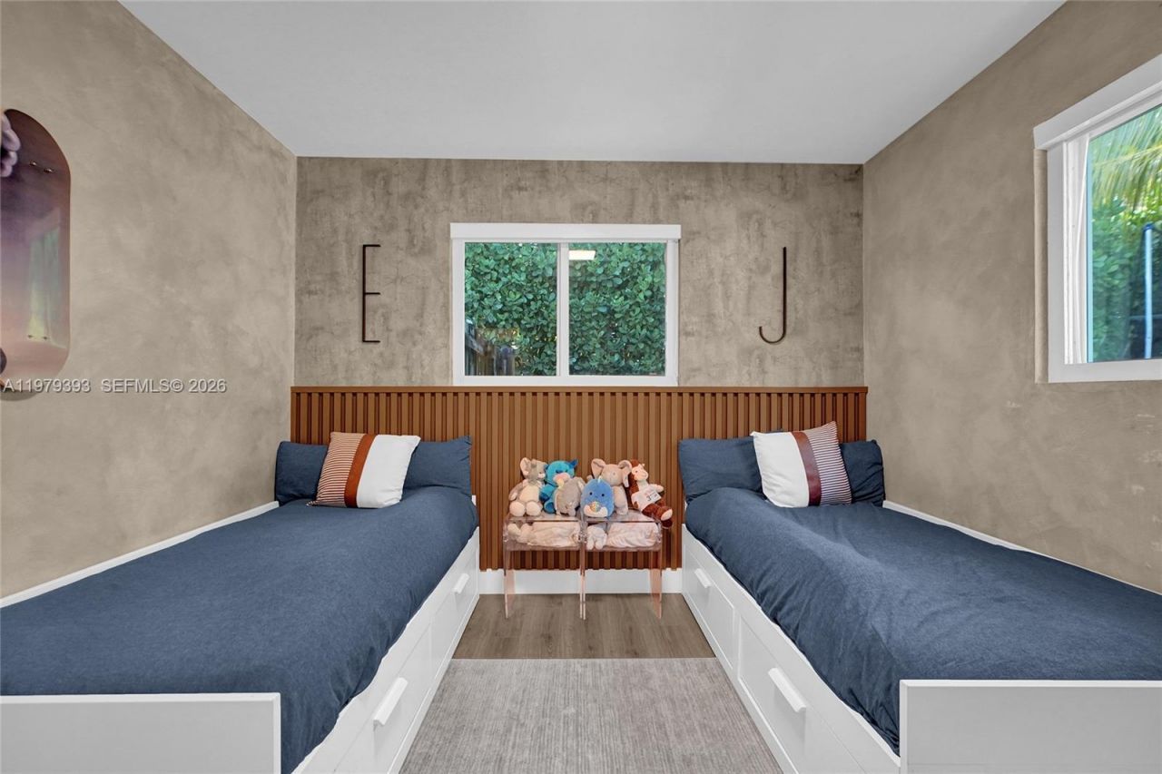 2301 NE 196th St, Miami, FL 33180 Photo