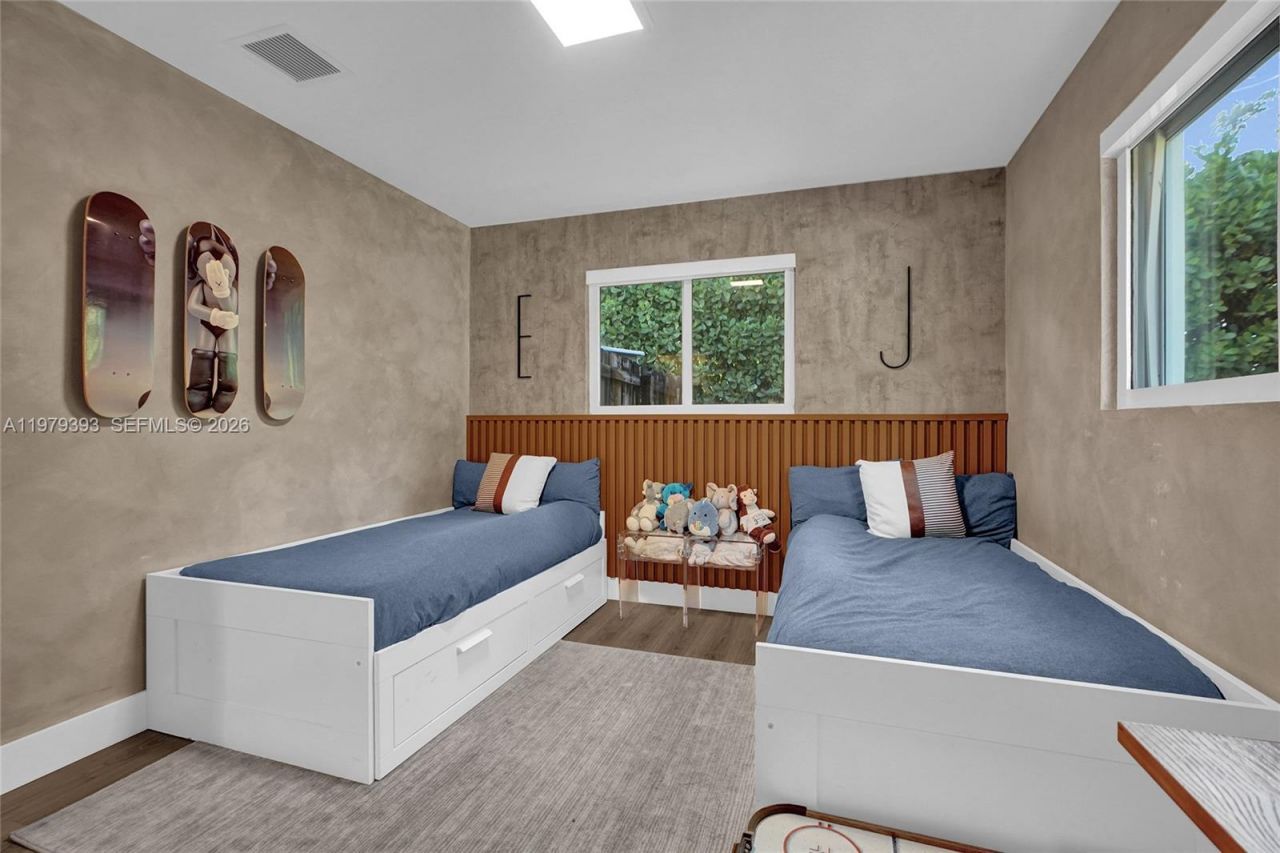 2301 NE 196th St, Miami, FL 33180 Photo