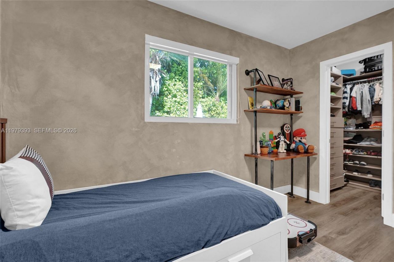 2301 NE 196th St, Miami, FL 33180 Photo